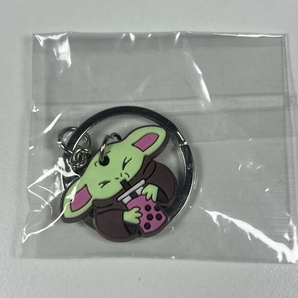 Star Wars The Mandalorian Grogu Baby Yoda Drinking Boba Tea Rubber Keychain - Picture 2 of 3